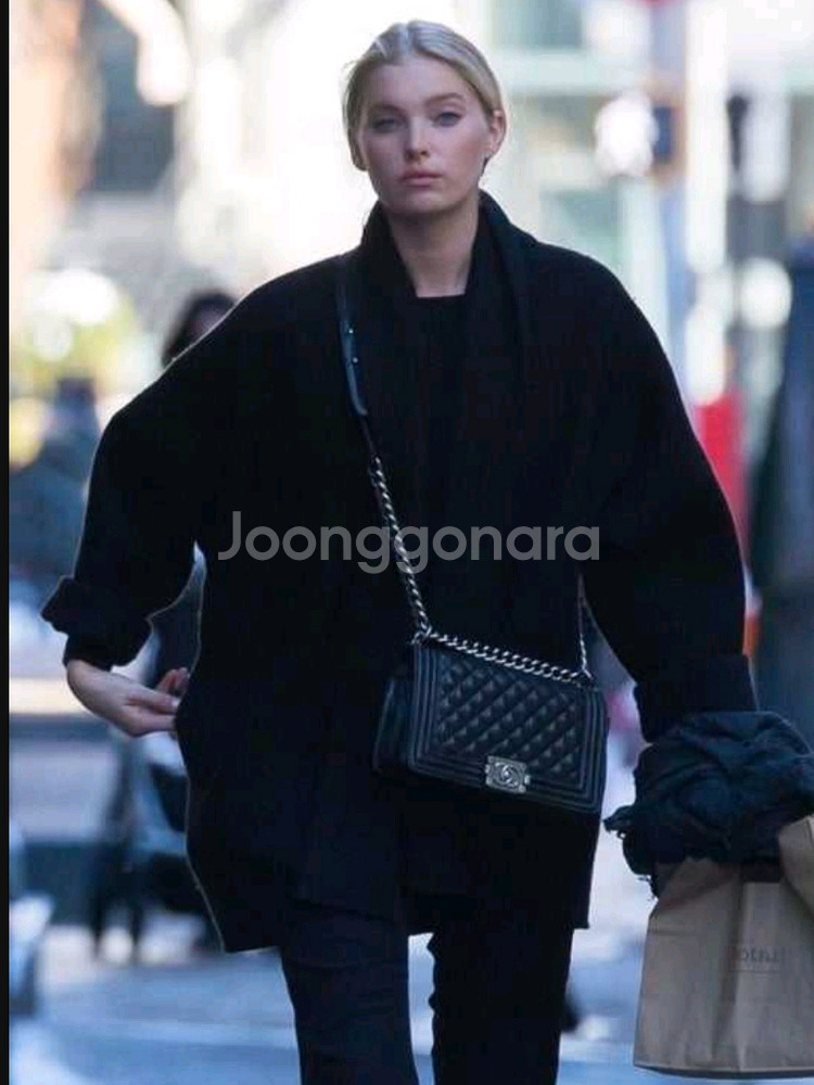 무결점 샤넬보이백미듐 28번대--9