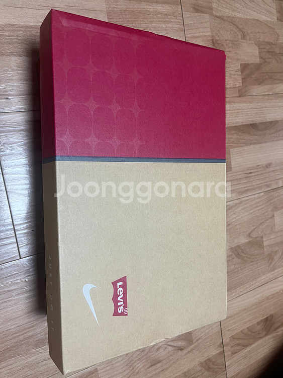 나이키 리바이스 에어맥스 에크루 화이트 255사이즈 새상품 판매합니다.--0