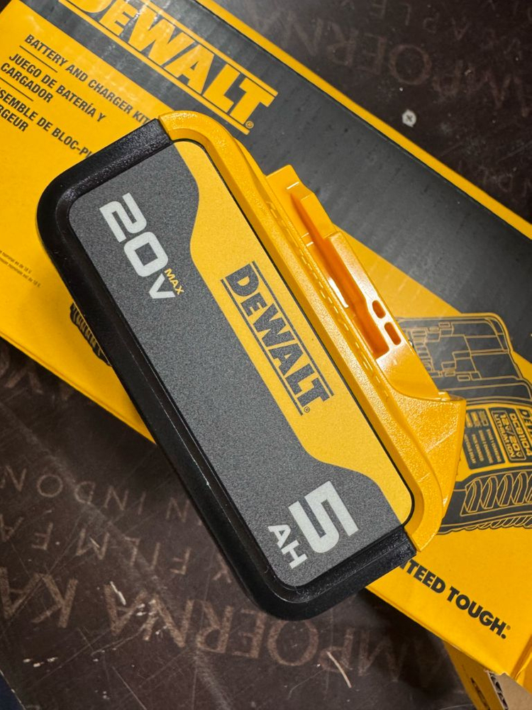디월트 20V 5AH 배터리 5암페어 dcb184 새제품 리뉴얼 신형--1