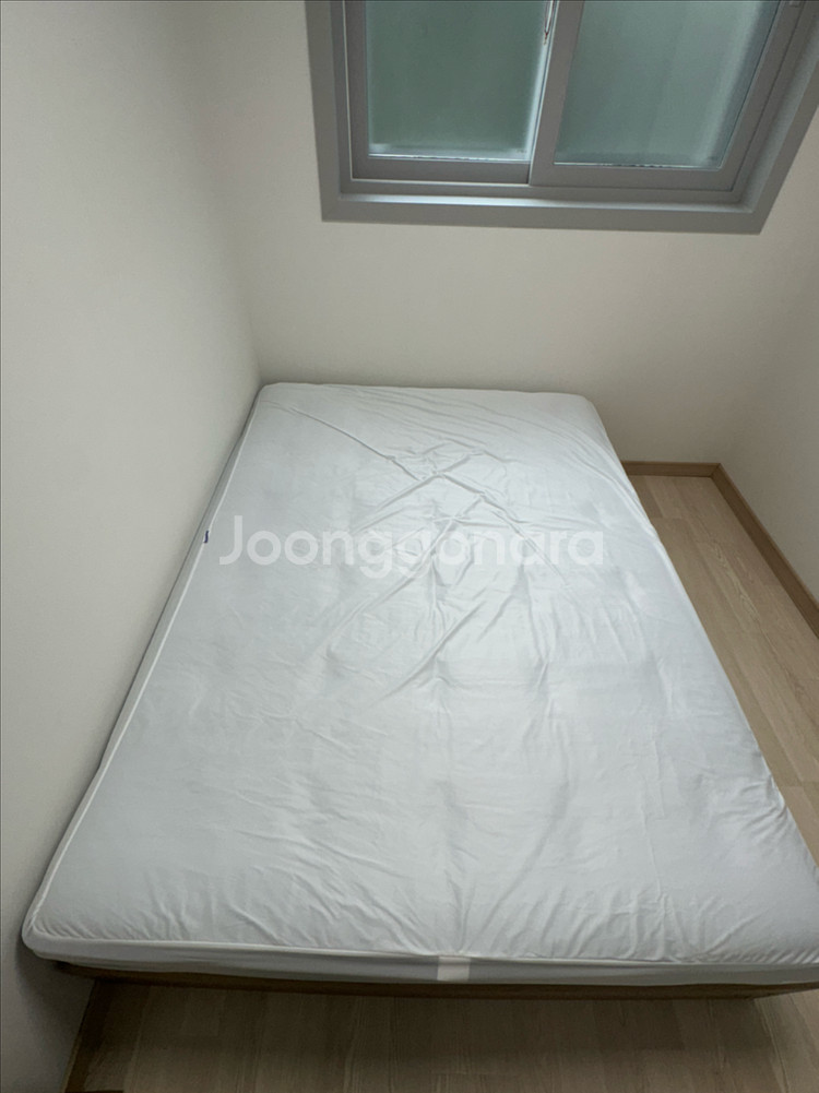 퀸 침대 프레임 + 메모리폼 매트리스 세트 판매--1