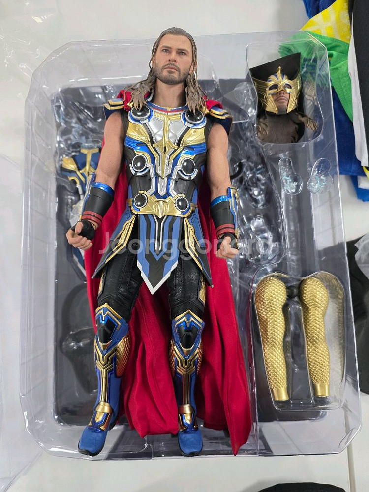 핫토이 토르 러브앤썬더 디럭스.핫토이 아나킨 에피2 미개봉 팝니다--1