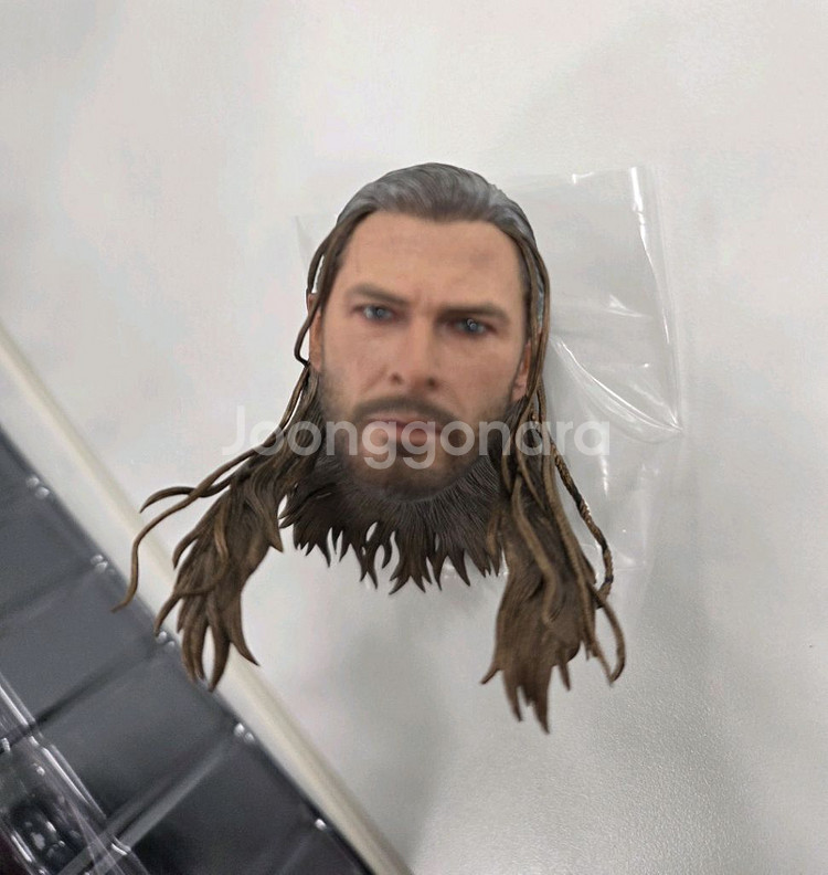 핫토이 토르 러브앤썬더 디럭스.핫토이 아나킨 에피2 미개봉 팝니다--5