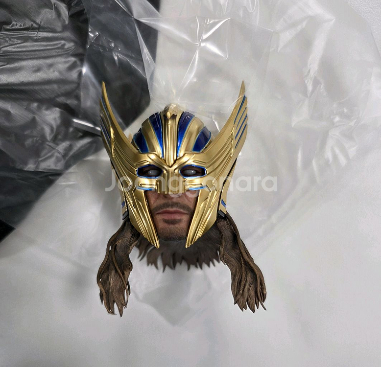 핫토이 토르 러브앤썬더 디럭스.핫토이 아나킨 에피2 미개봉 팝니다--4