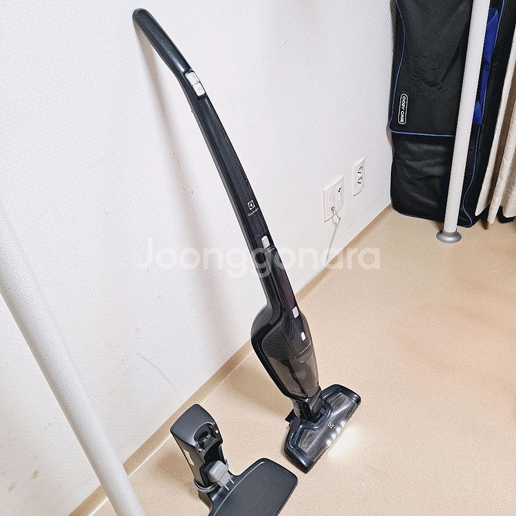 정상작동 일렉트로룩스 무선청소기 배터리빵빵함 네이비 2in1 스틱+핸디형--0