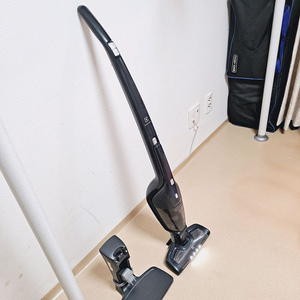 정상작동 일렉트로룩스 무선청소기 배터리빵빵함 네이비 2in1 스틱+핸디형