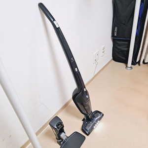 정상작동 일렉트로룩스 무선청소기 배터리빵빵함 네이비 2in1 스틱+핸디형
