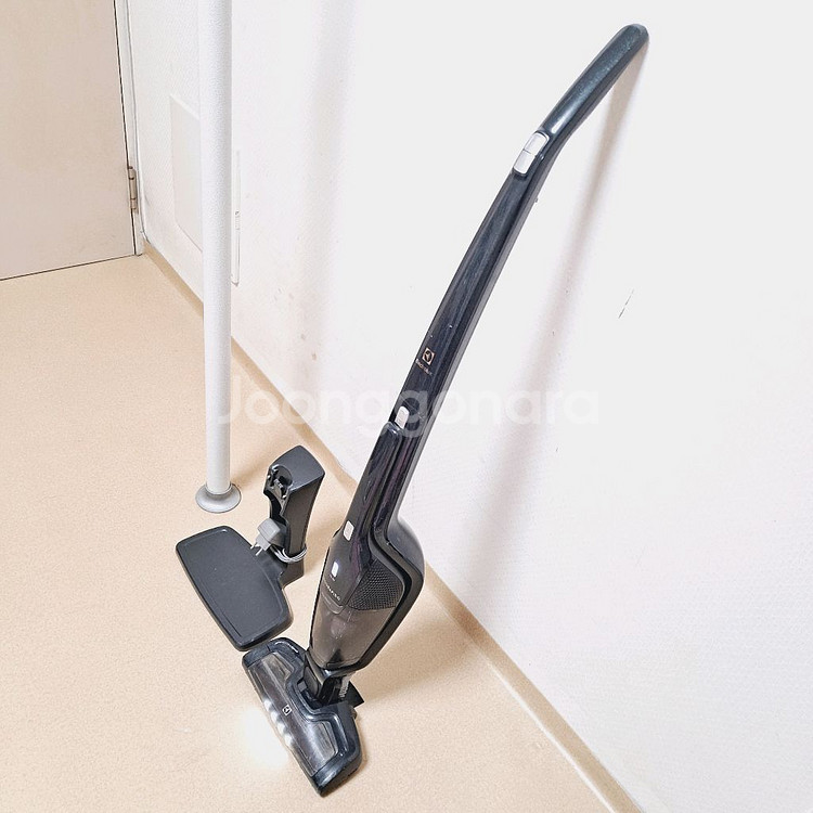 정상작동 일렉트로룩스 무선청소기 배터리빵빵함 네이비 2in1 스틱+핸디형--1