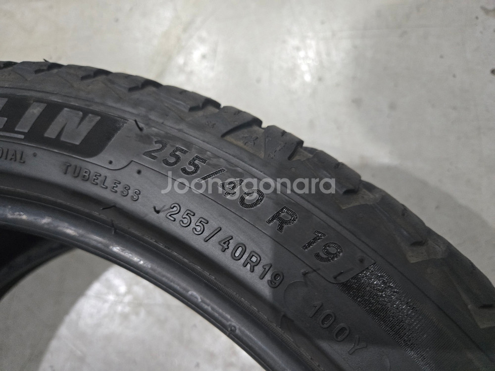 255 40 19 미쉐린CC2 중고타이어 2본 판매합니다--3