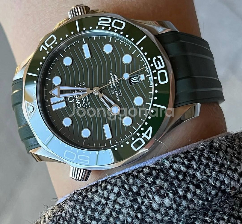 오메가 신형 씨마스터300 그린42러버 추가 밴드2종 포함--2