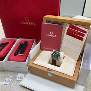 오메가 신형 씨마스터300 그린42러버 추가 밴드2종 포함