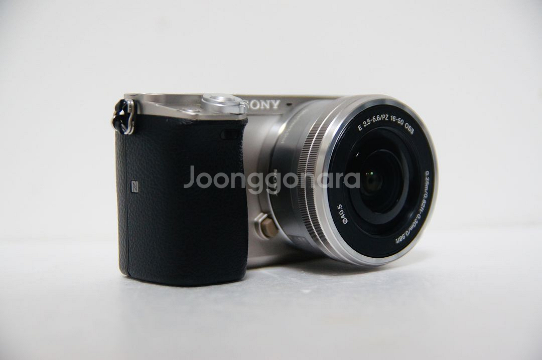 [소니] A6000 실버 미러리스 카메라 박스셋팝니다.--2