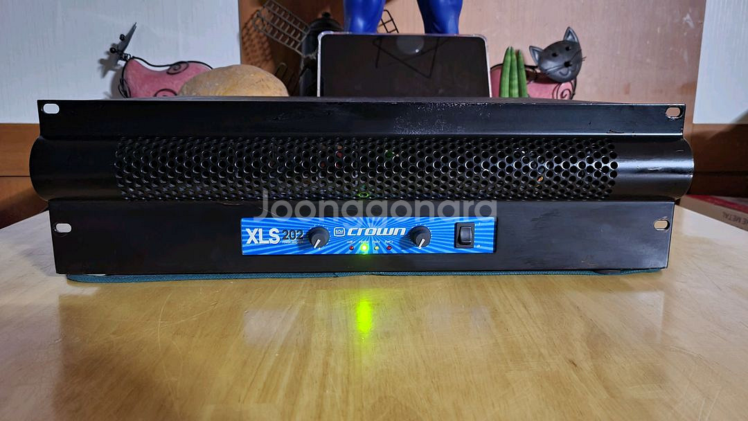 Crown XLS202 Power Amp--1