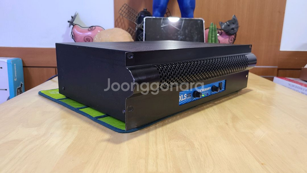 Crown XLS202 Power Amp--2