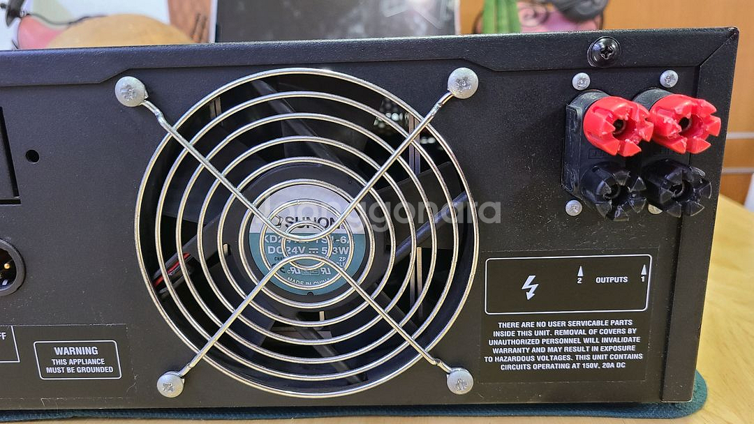Crown XLS202 Power Amp--5