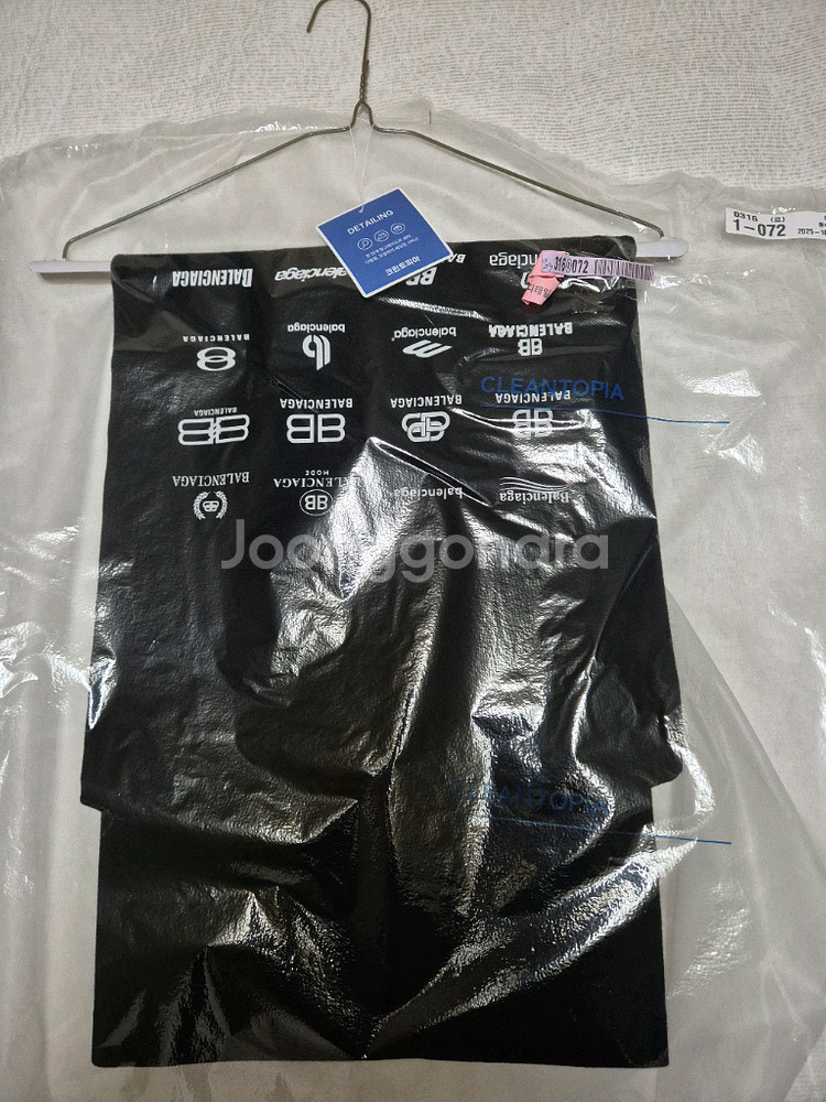 발렌시아가 로고 프린트 반팔 티셔츠--2