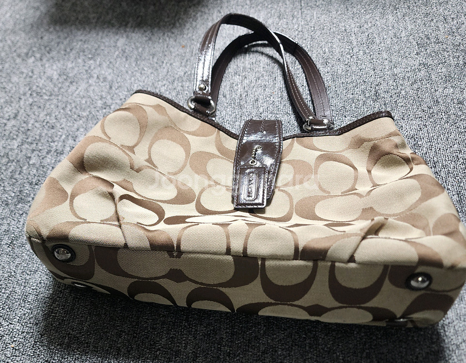 코치 시그니처 캔버스 토트백 브라운-정품--3