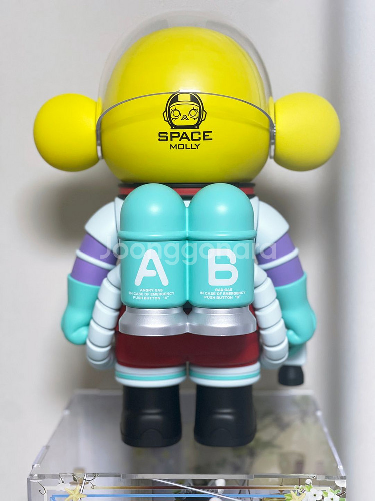 팝마트 스페이스 메가몰리 400% 리틀페인터 판매합니다.--1