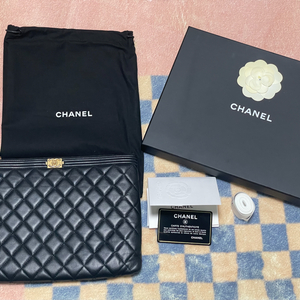 샤넬 보이클러치 뉴미듐 캐비어 블랙 금장