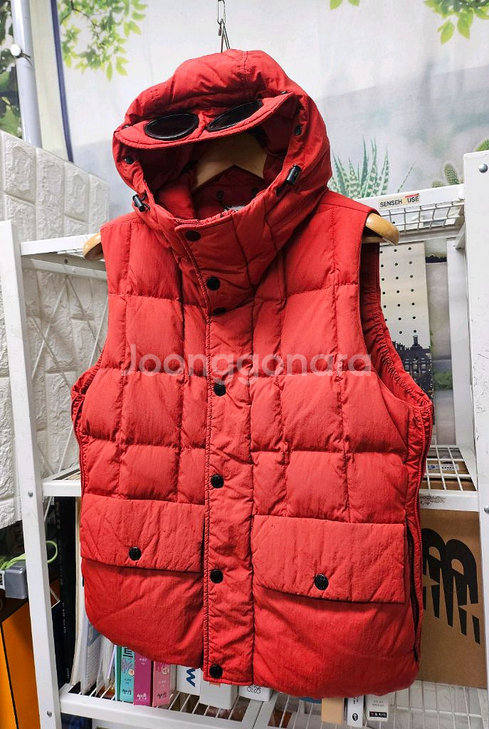 C.P.컴퍼니 후드 패딩 베스트--1