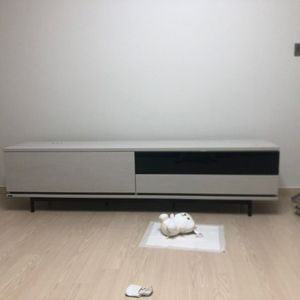 리바트 깔끔한 디자인 TV다이