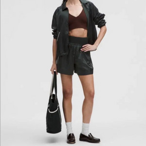 룰루레몬 Stretch Satin 나일론 쇼츠