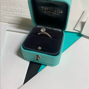 티파니앤코 6발프롱 다이아반지 팝니다