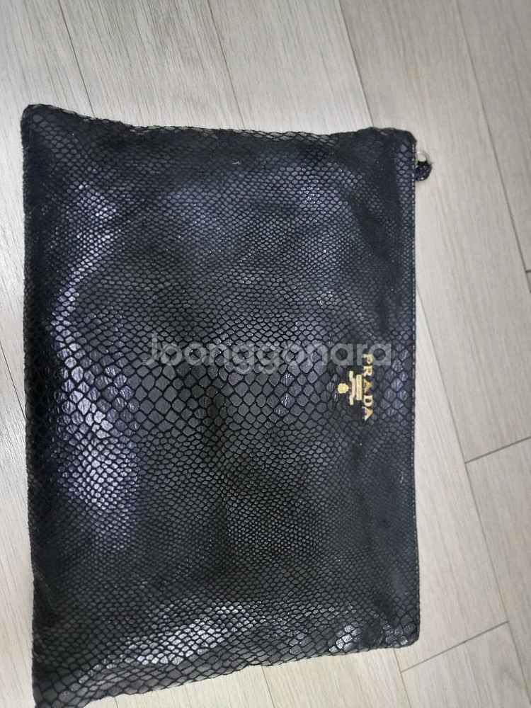 프라다 스팽글 클러치--1