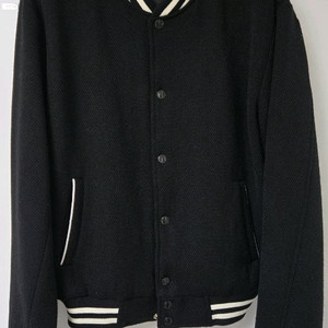 롤링 스튜디오의 블랙 바시티 자켓