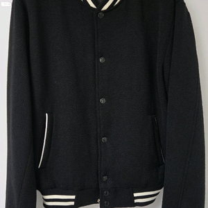 롤링 스튜디오의 블랙 바시티 자켓