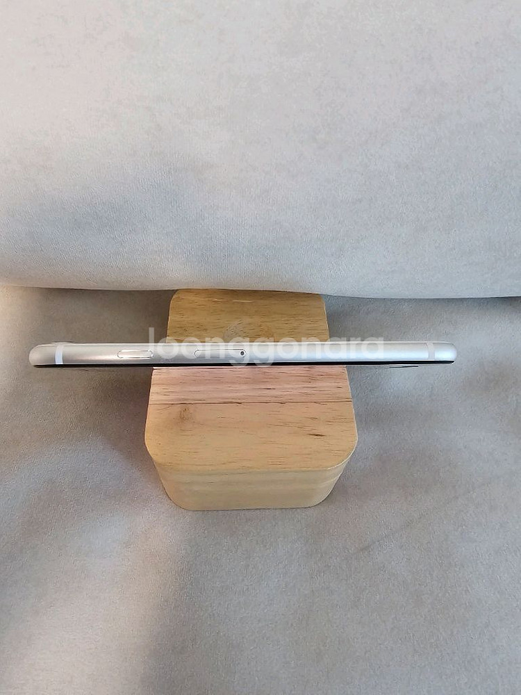 아이폰 SE3 스타라이트 64G 판매!(SS급,선물용)--2