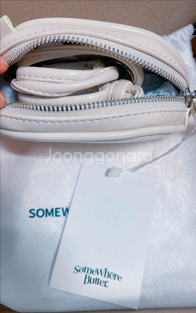 새상품:)썸웨어버터Tiny Baguette Bag-크림--6