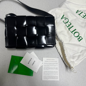 보테가베네타 카세트백 블랙 유광 판매.