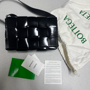 보테가베네타 카세트백 블랙 유광 판매.