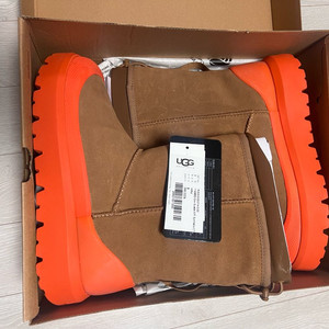 UGG 클래식쇼트 웨더하이브리드 9사이즈 250