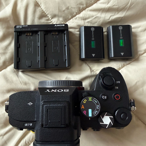 소니 A7M4 미러리스 카메라 (스킨부착,신품급)