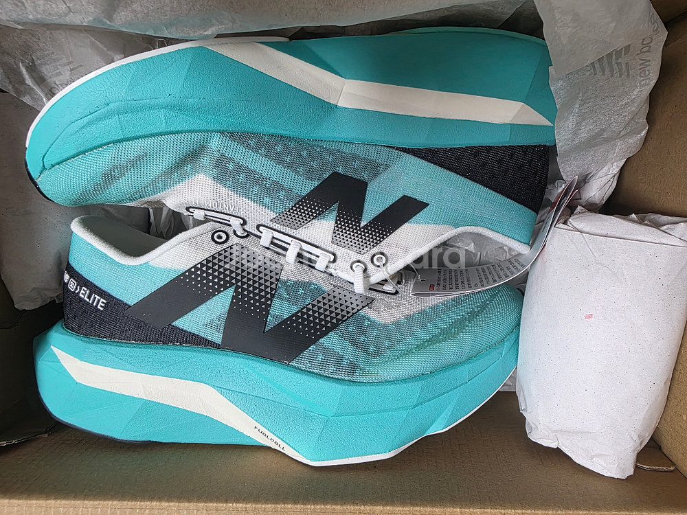 뉴발란스 퓨얼셀 슈퍼컴프 엘리트 v4 러닝화 240--1