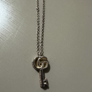 수원 구찌 실버 여자 키체인 목걸이 판매합니다 바