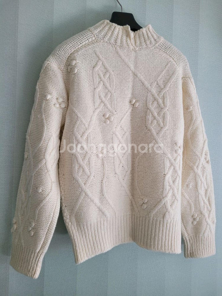 더 캐시미어 엠보 케이블 니트 스웨터(아이보리)--2