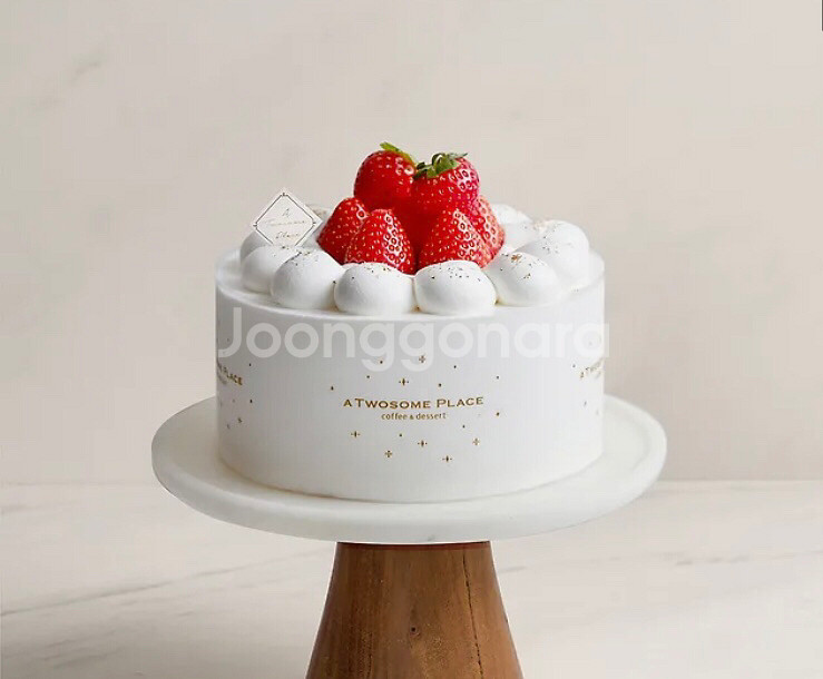 투썸플레이스 딸기생크림 케이크--0