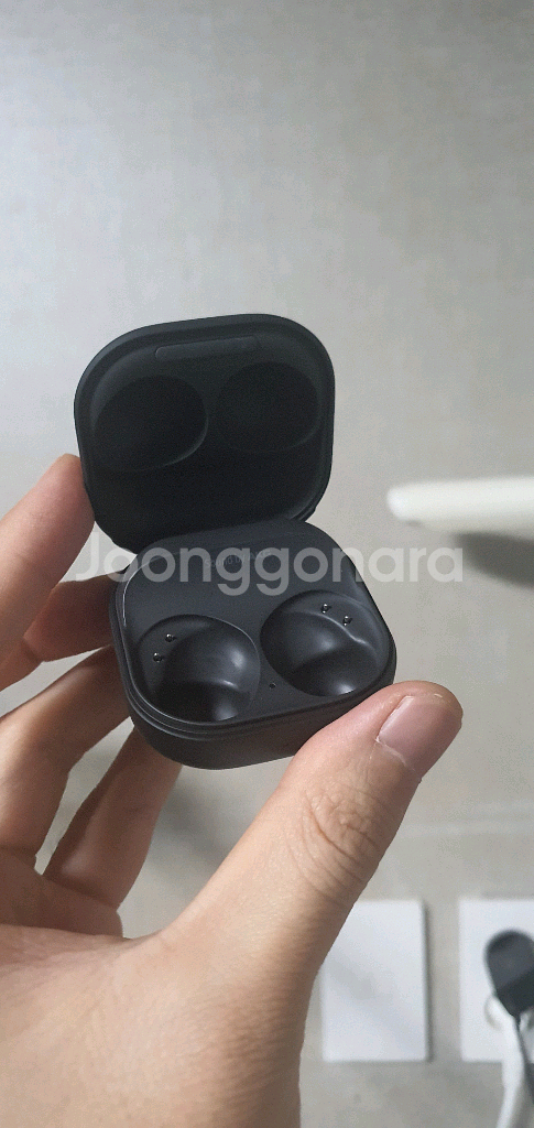 버즈 2 프로 그라파이트 충전기 본체 판매합니다--1