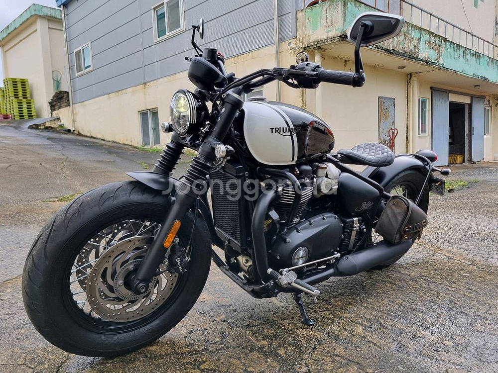 트라이엄프 본네빌 바버 블랙 5천키로--3