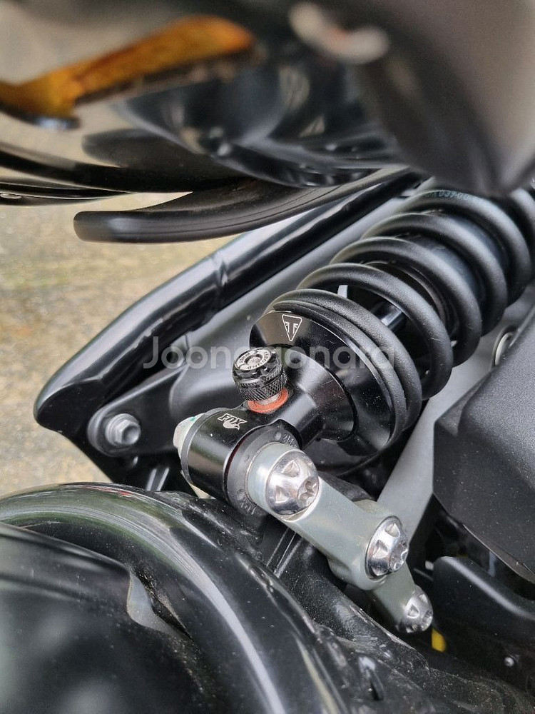 트라이엄프 본네빌 바버 블랙 5천키로--9