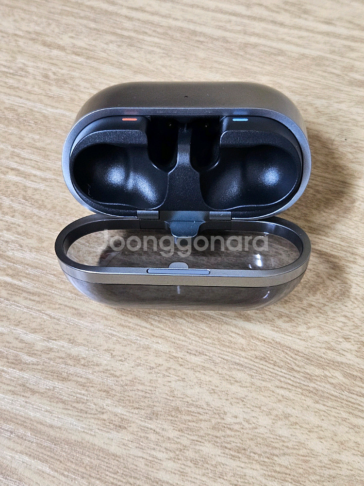 갤럭시 버즈3프로 실버 충전 본체--2