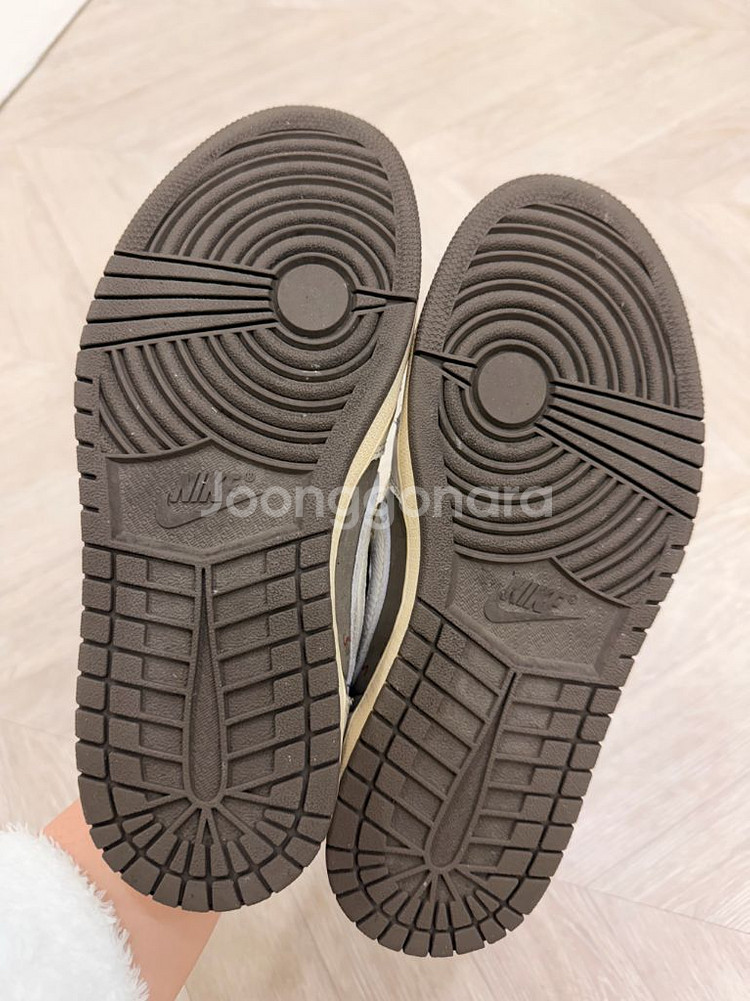 나이키 조던1 트래비스 스캇 로우 리버스 모카 240--7