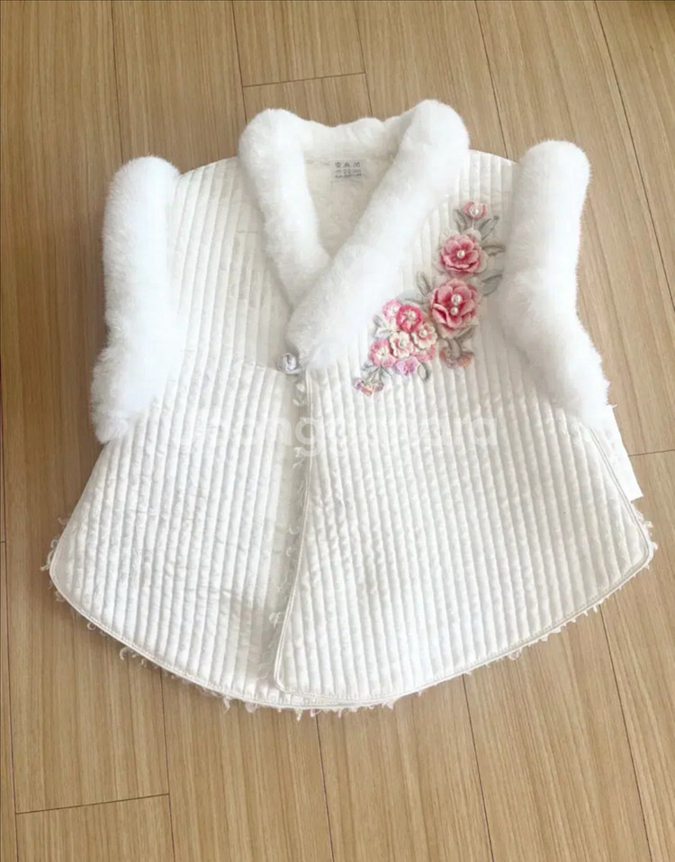 여아 사이즈 130 털배자 판매합니다--0