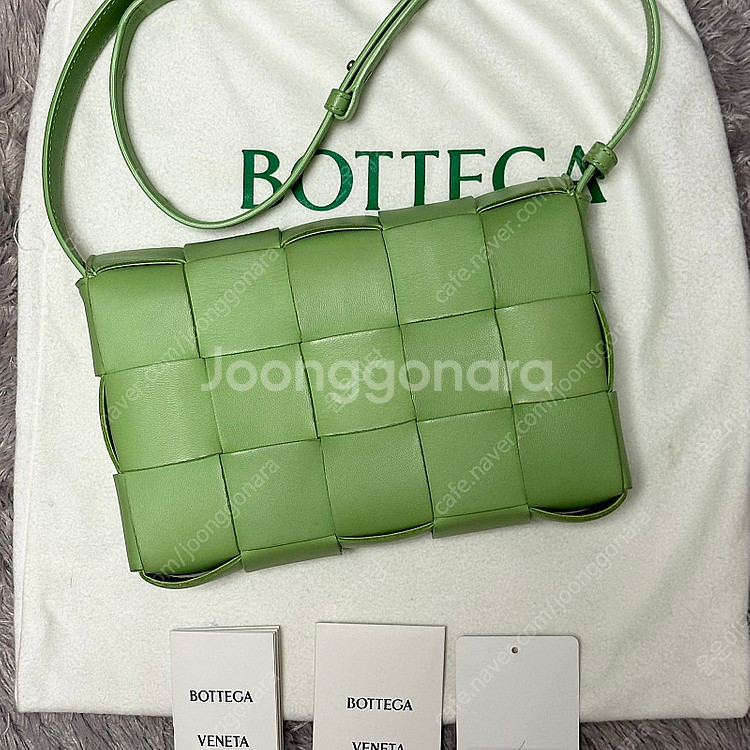 [풀구성] 보테가베네타 램스킨 카세트백 미듐 연두--1
