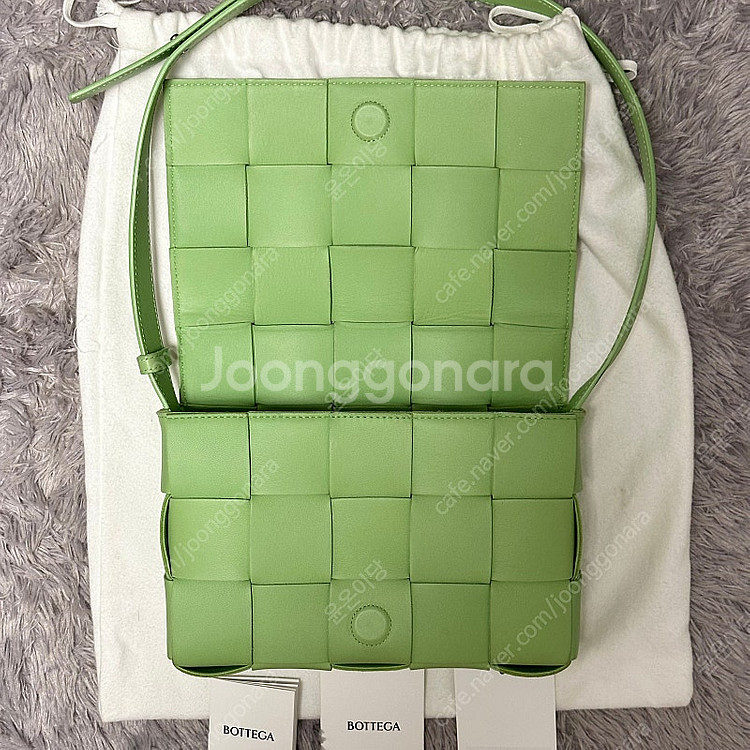 [풀구성] 보테가베네타 램스킨 카세트백 미듐 연두--2