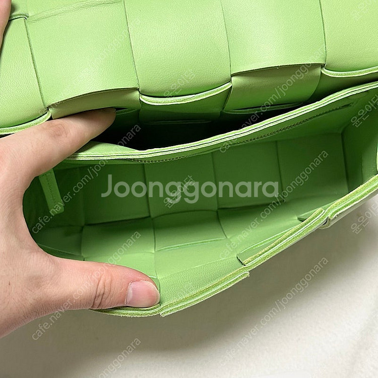 [풀구성] 보테가베네타 램스킨 카세트백 미듐 연두--3