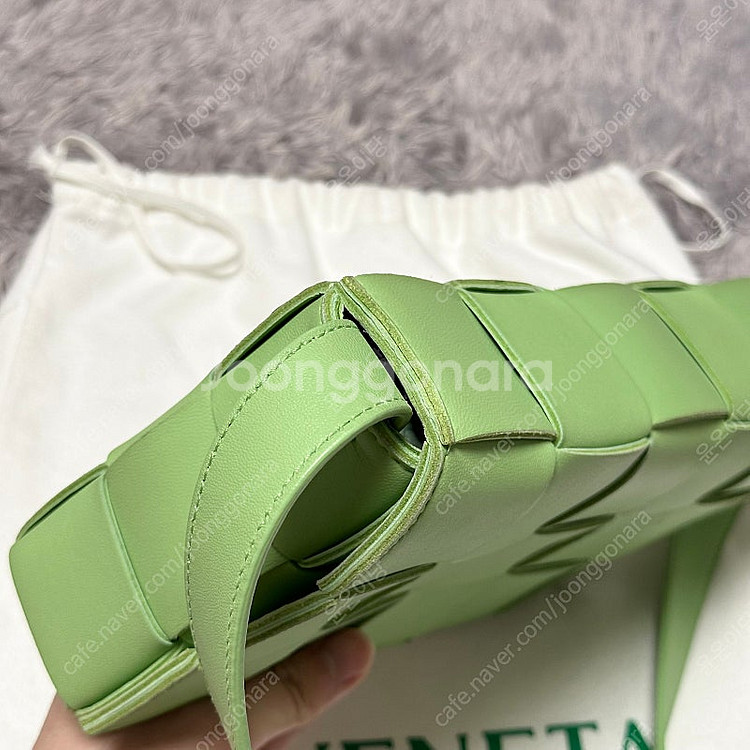 [풀구성] 보테가베네타 램스킨 카세트백 미듐 연두--6
