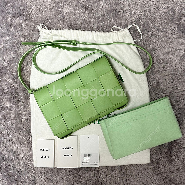 [풀구성] 보테가베네타 램스킨 카세트백 미듐 연두--9